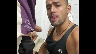 MAMANDO UM VAGABUNDO DE PICA ROSADA NO BANHEIRO